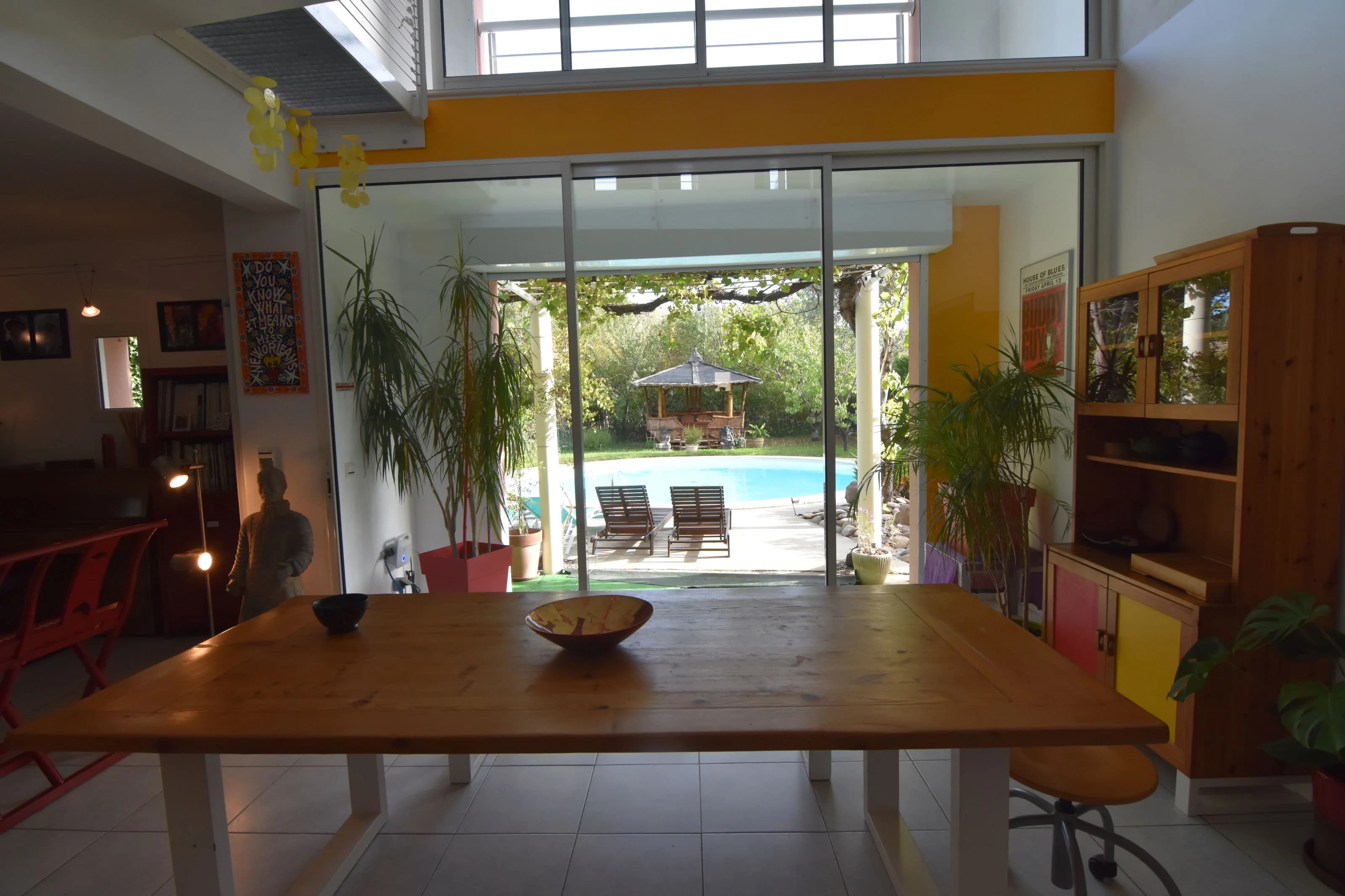 L'intérieur de notre maison avec vue sur piscine