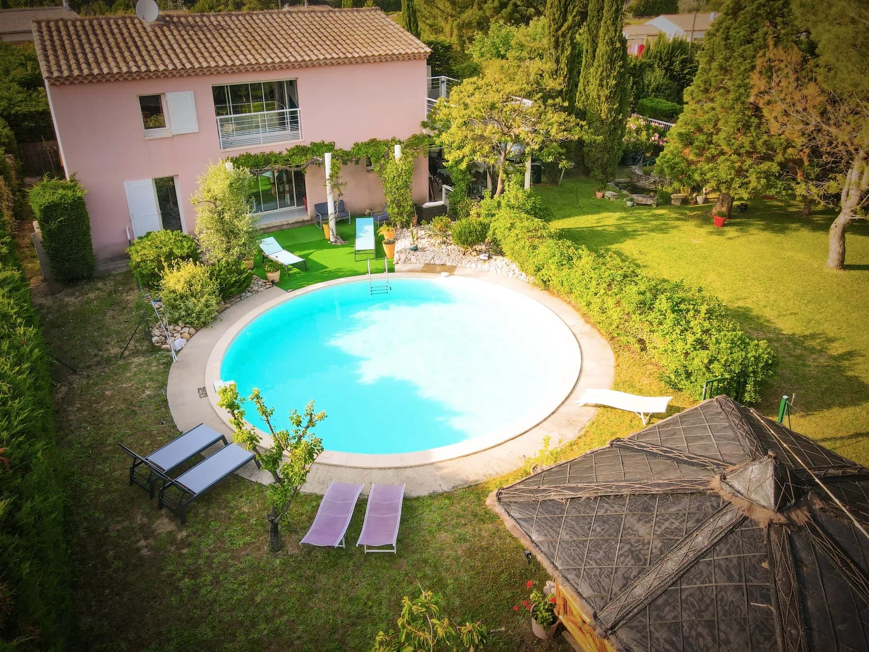 Maison Provençale avec piscine vue du ciel
